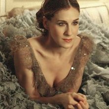 La fascinosa Sarah Jessica Parker in una scena di Sex and the City, episodio Un'americana a Parigi - Prima parte