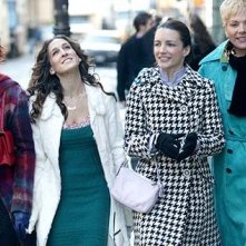 Sarah Jessica Parker, Kim Cattrall, Cynthia Nixon e Kristin Davis in una scena di Sex and the City, episodio Un'americana a Parigi - Seconda parte