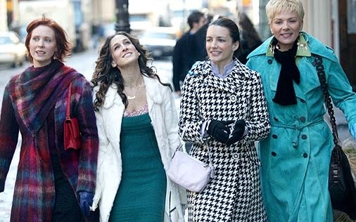 Sarah Jessica Parker, Kim Cattrall, Cynthia Nixon e Kristin Davis in una scena di Sex and the City, episodio Un'americana a Parigi - Seconda parte