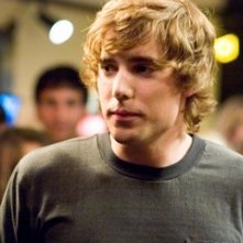 Dustin Milligan in una scena de Il bacio che aspettavo