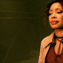 Gina Torres in una scena di Firefly, episodio Senza ossigeno