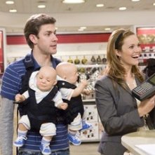 John Krasinski, Mandy Moore e due bambolotti in una scena di Licenza di Matrimonio