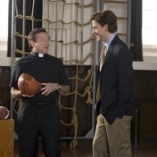 John Krasinski e Robin Williams in una scena di Licenza di Matrimonio
