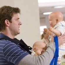 John Krasinski alle prese con un bambolotto in una scena di Licenza di Matrimonio