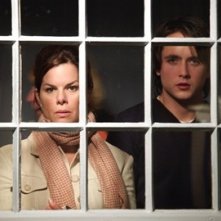 Justin Chatwin e Marcia Gay Harden in una scena di The Invisible