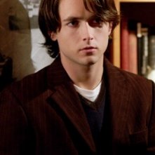 primo piano di Justin Chatwin in una scena di The Invisible