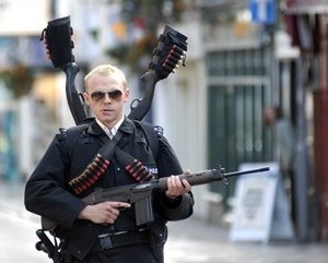 Simon Pegg armato fino ai denti in Hot Fuzz