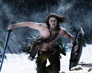 Karl Urban è il guerriero vichingo nel film Pathfinder