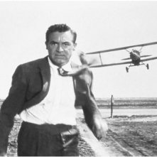 Cary Grant in una scena di Intrigo Internazionale, quella in cui viene inseguito da un aereo.