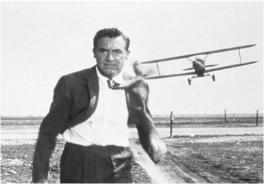 Cary Grant in una scena di Intrigo Internazionale, quella in cui viene inseguito da un aereo.