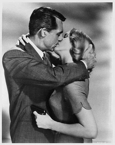 Eva Marie Saint e Cary Grant in un'immagine promozionale di Intrigo Internazionale