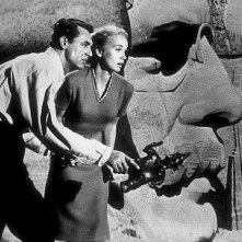 Eva Marie Saint e Cary Grant in una celebre scena di Intrigo Internazionale