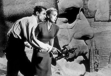 Eva Marie Saint e Cary Grant in una celebre scena di Intrigo Internazionale