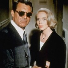Eva Marie Saint accanto a Cary Grant in una scena di Intrigo Internazionale