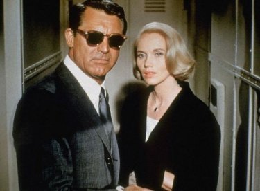 Eva Marie Saint accanto a Cary Grant in una scena di Intrigo Internazionale