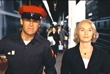 Eva Marie Saint e Cary Grant in una scena del thriller Intrigo Internazionale