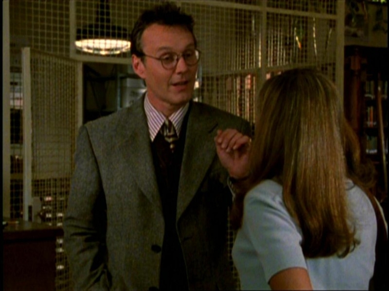 Anthony Head in una scena di Buffy - L'ammazzavampiri, episodio Benvenuti al college