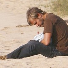 Dominic Monaghan sulla spiaggia nell'episodio 'Il bene superiore' di Lost