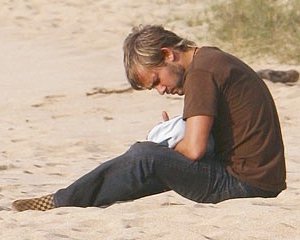 Dominic Monaghan sulla spiaggia nell'episodio 'Il bene superiore' di Lost