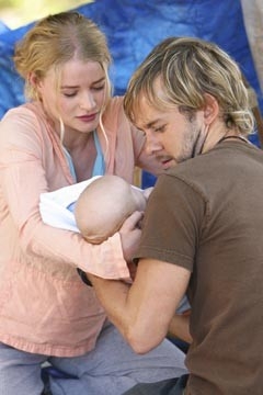 Emilie de Ravin e Dominic Monaghan nell'episodio 'Il bene superiore' di Lost