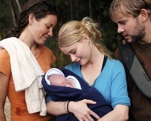 Emilie de Ravin tra Evangeline Lilly e Dominic Monaghan nell'episodio 'Non nuovere' di Lost