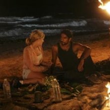 Maggie Grace parla con Naveen Andrews nell'episodio 'Non nuovere' di Lost