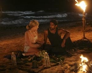 Maggie Grace parla con Naveen Andrews nell'episodio 'Non nuovere' di Lost
