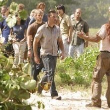 Matthew Fox, Dominic Monaghan, Terry O'Quinn ed altri del cast nell'episodio 'Il bene superiore' di Lost