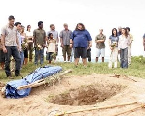 Matthew Fox, Jorge Garcia ed altri del cast nell'episodio 'Il bene superiore' di Lost