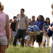 Matthew Fox, Maggie Grace, Emilie de Ravin, Dominic Monaghan ed altri del cast nell'episodio 'Il bene superiore' di Lost