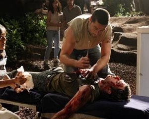 Matthew Fox, Yunjin Kim e Ian Somerhalder nell'episodio 'Non nuocere' di Lost, prima stagione