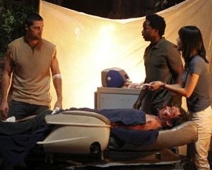 Matthew Fox, Yunjin Kim ed Harold Perrineau nell'episodio 'Non nuovere' di Lost