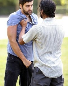 Naveen Andrews con Donnie Keshawarz nell'episodio 'Il bene superiore' di Lost