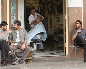 Naveen Andrews e Donnie Keshawarz nell'episodio 'Il bene superiore' del serial Lost