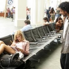Naveen Andrews con Maggie Grace nell'episodio 'Esodo: parte 1' di Lost