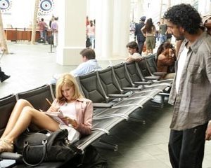 Naveen Andrews con Maggie Grace nell'episodio 'Esodo: parte 1' di Lost