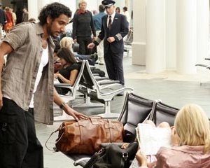 Naveen Andrews e Maggie Grace nell'episodio 'Esodo: parte 1' di Lost