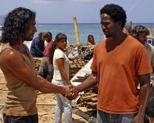 Naveen Andrews stringe la mano a Harold Perrineau nell'episodio 'Esodo: parte 1' di Lost