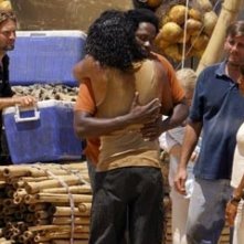 Naveen Andrews ed Harold Perrineau nell'episodio 'Esodo: parte 1' di Lost