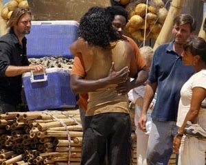 Naveen Andrews ed Harold Perrineau nell'episodio 'Esodo: parte 1' di Lost
