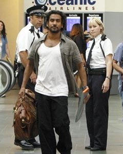 Naveen Andrews in aeroporto nell'episodio 'Esodo: parte 2' di Lost