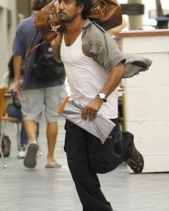 Naveen Andrews corre nell'episodio 'Esodo: parte 2' di Lost