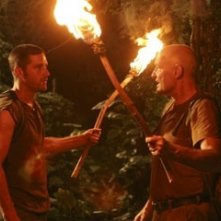 fiaccole accese per Terry O'Quinn e Matthew Fox nell'episodio 'Esodo: parte 2' di Lost