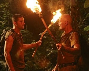 fiaccole accese per Terry O'Quinn e Matthew Fox nell'episodio 'Esodo: parte 2' di Lost