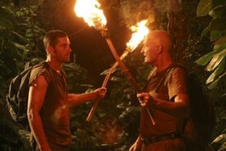 fiaccole accese per Terry O'Quinn e Matthew Fox nell'episodio 'Esodo: parte 2' di Lost