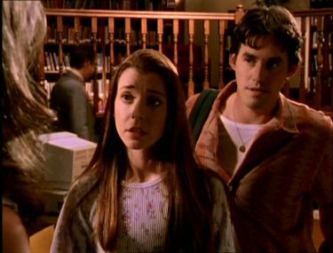 Alyson Hannigan e Nichoals Brendon in una scena di Buffy - L'ammazzavampiri, episodio La riunione