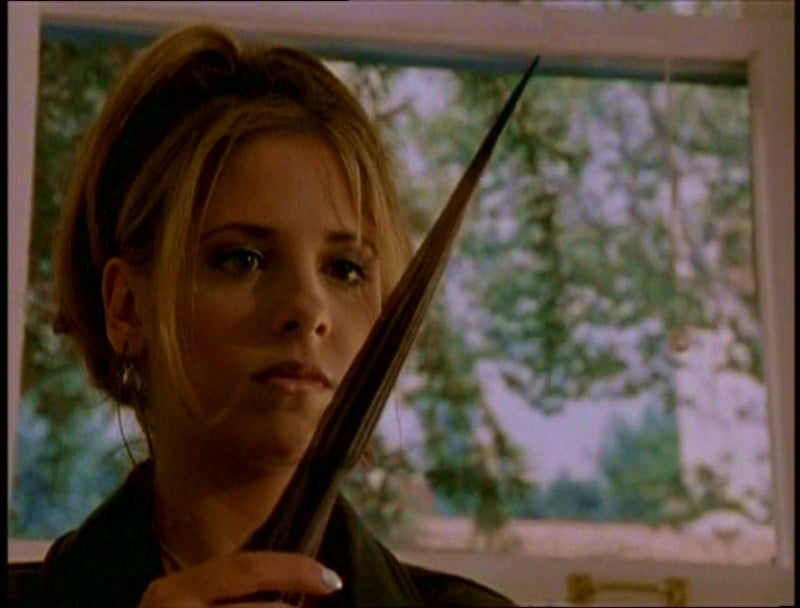 Sarh Michelle Gellar in una scena di Buffy - L'ammazzavampiri, episodio La riunione