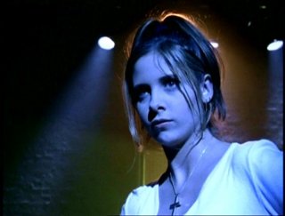 Sarah Michelle Gellar in una scena di Buffy - L'ammazzavampiri, episodio La riunione (prima stagione)