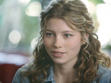 Wallpaper di una sorridente Jessica Biel. L'attrice ha debuttato nel mondo del cinema all'inizio degli anni '90