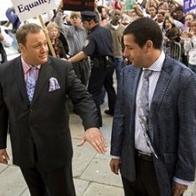 Adam Sandler con Kevin James in una scena di Io vi dichiaro marito e...marito